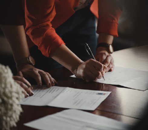 Signing papers with the help of a contract attorney